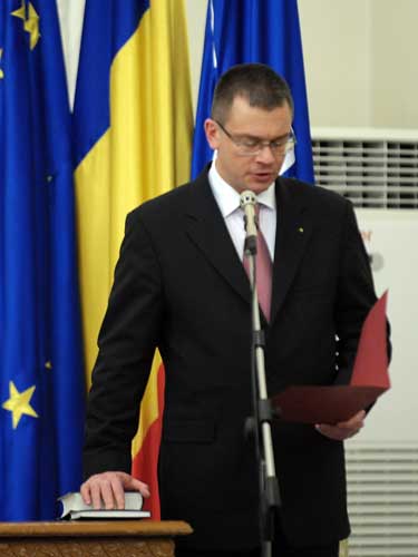 Foto: Mihai Razvan Ungureanu - juramant premier (c) presidency.ro